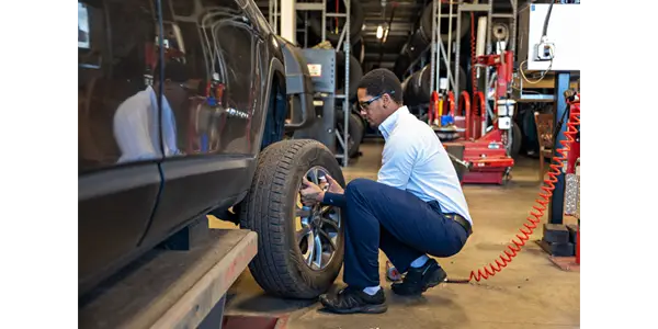 Les Schwab Tire Tech Installing a Tire